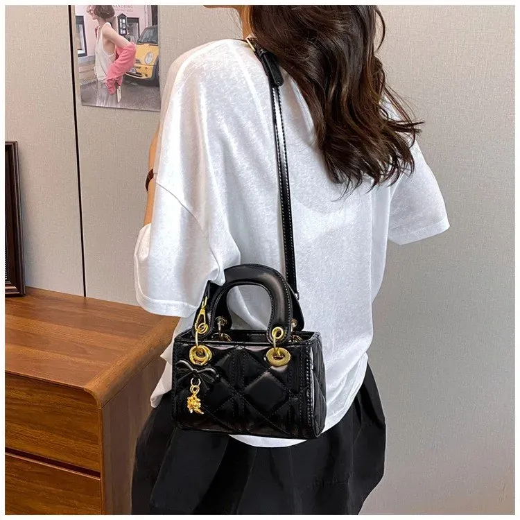 Tas Selempang Wanita Bahan PU Sintetis Model Quilted Warna Hitam Bentuk Kotak Harga Grosir