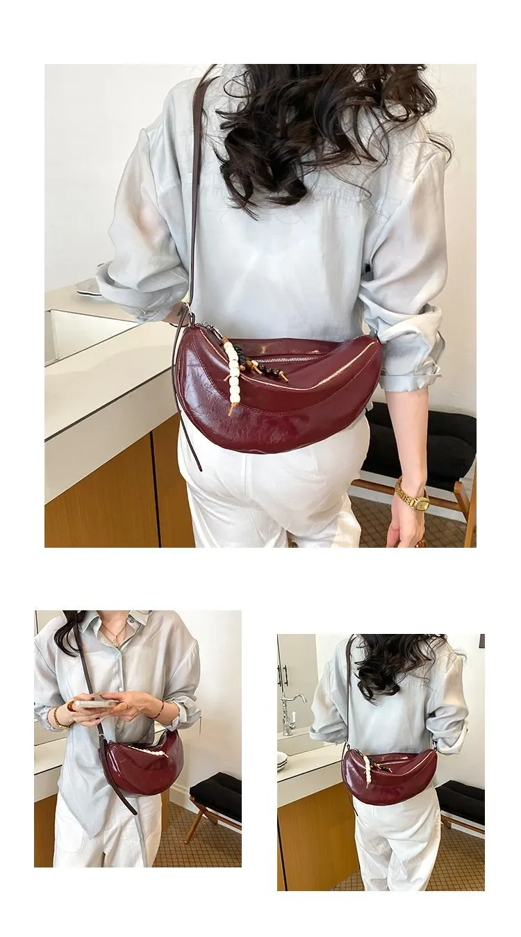 Tas Selempang Wanita Bahan PU Sintetis Polos Warna Hitam Bentuk Crescent Tali Dengan Gantungan