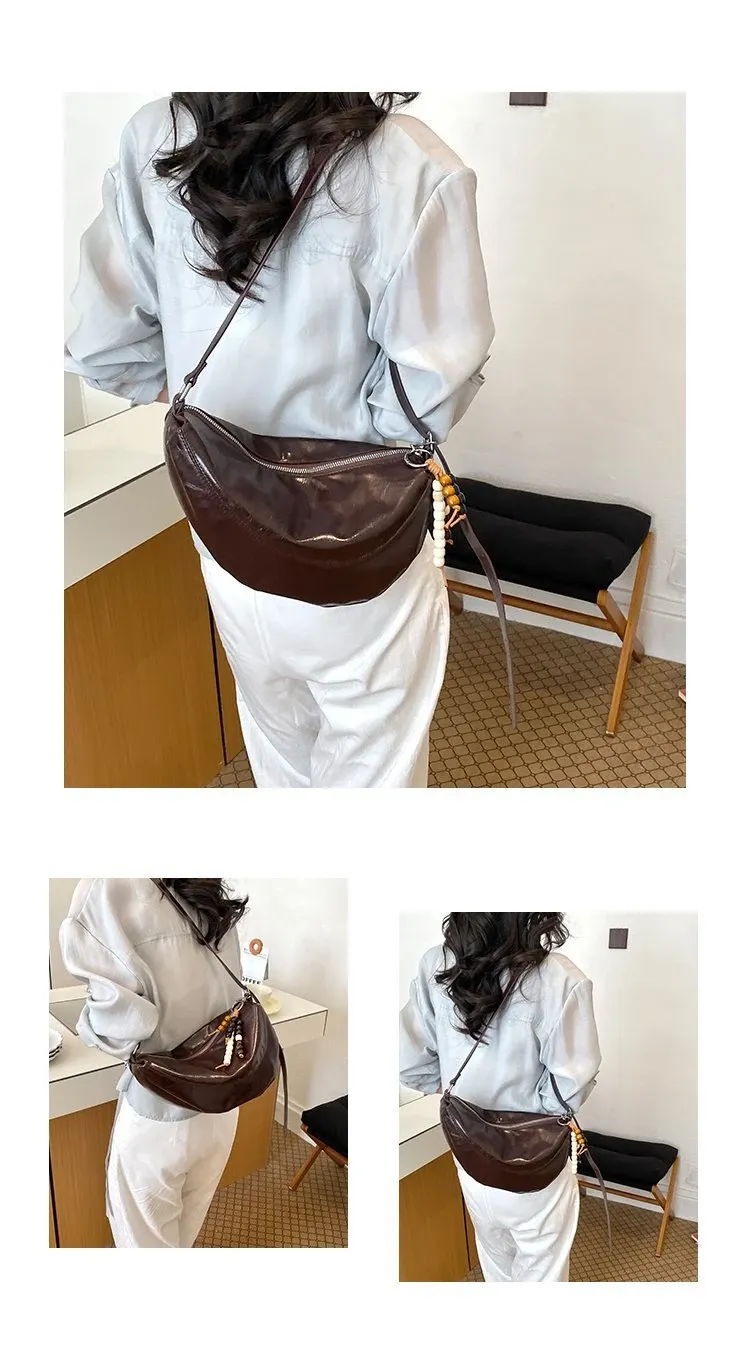 Tas Selempang Wanita Bahan PU Sintetis Polos Warna Hitam Bentuk Crescent Tali Dengan Gantungan