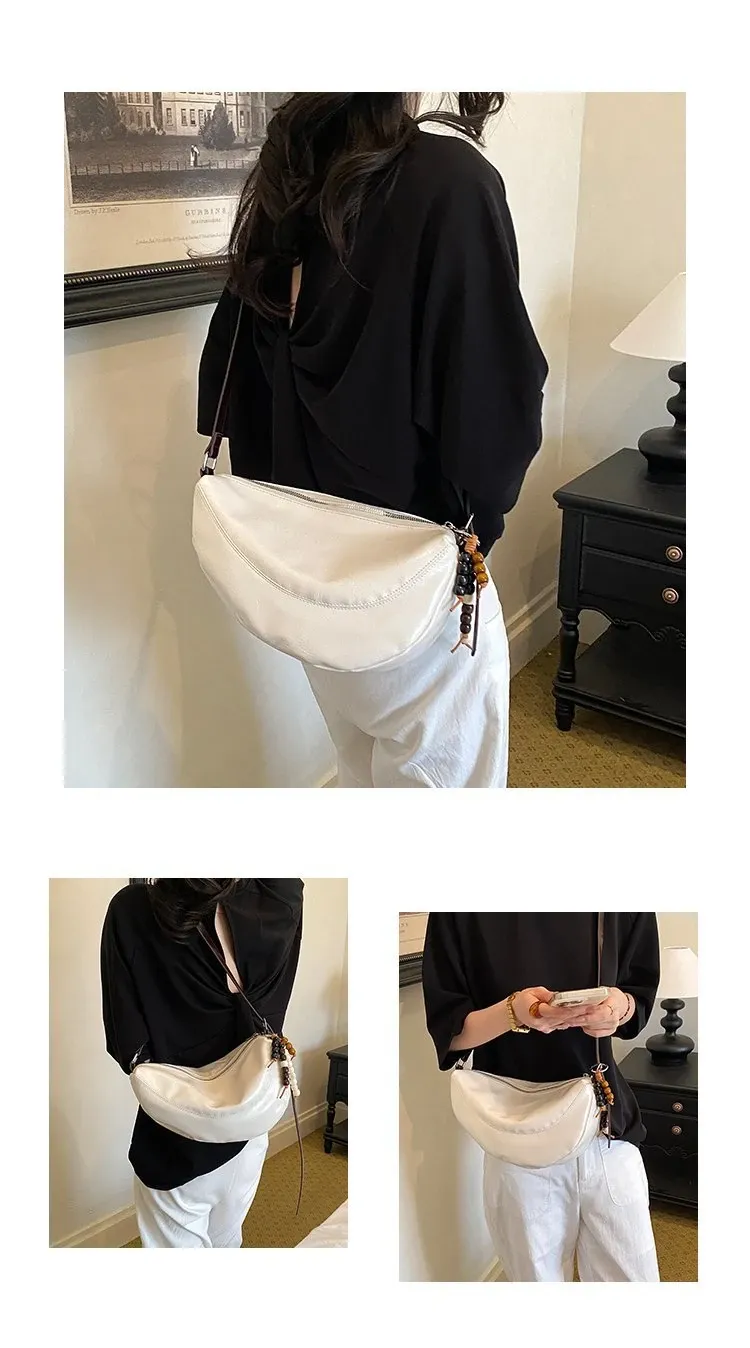 Tas Selempang Wanita Bahan PU Sintetis Polos Warna Hitam Bentuk Crescent Tali Dengan Gantungan