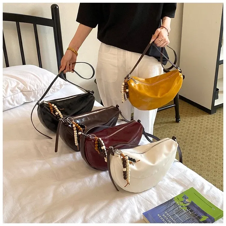Tas Selempang Wanita Bahan PU Sintetis Polos Warna Hitam Bentuk Crescent Tali Dengan Gantungan