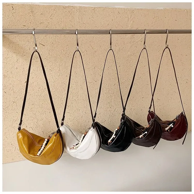 Tas Selempang Wanita Bahan PU Sintetis Polos Warna Hitam Bentuk Crescent Tali Dengan Gantungan