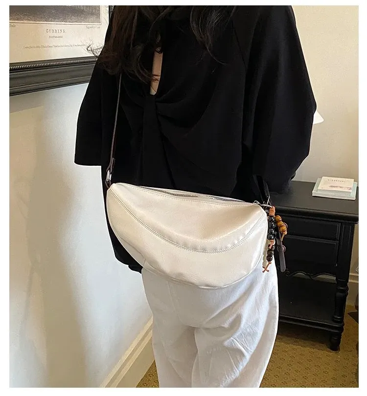 Tas Selempang Wanita Bahan PU Sintetis Polos Warna Hitam Bentuk Crescent Tali Dengan Gantungan