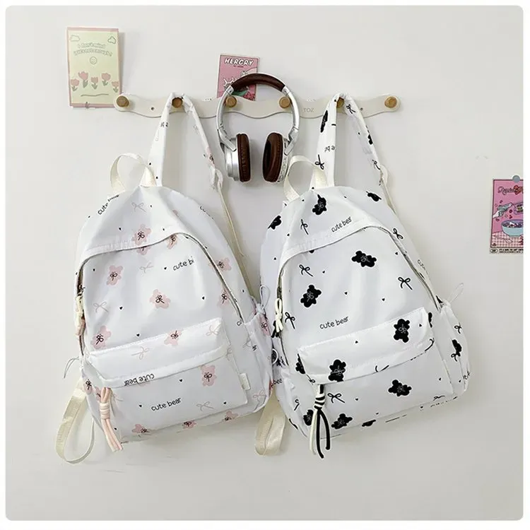 Tas Ransel Wanita Bahan Nylon Motif Print Warna Putih Bentuk Kotak Tali Lebar Resleting Grosir