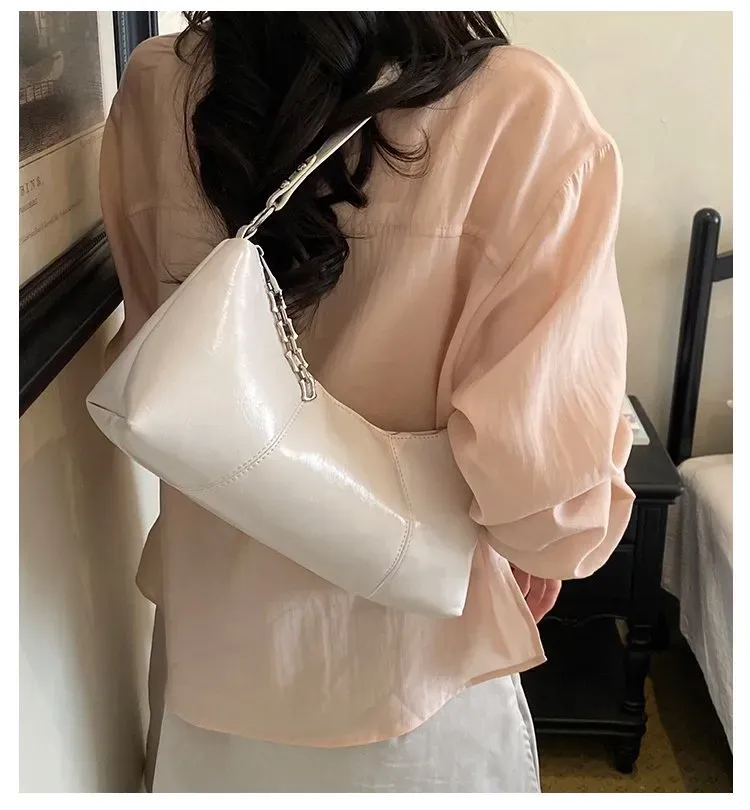 Tas Selempang Wanita Bahan PU Sintetis Polos Warna Hitam Model Hobo Tali Rantai Grosir Import