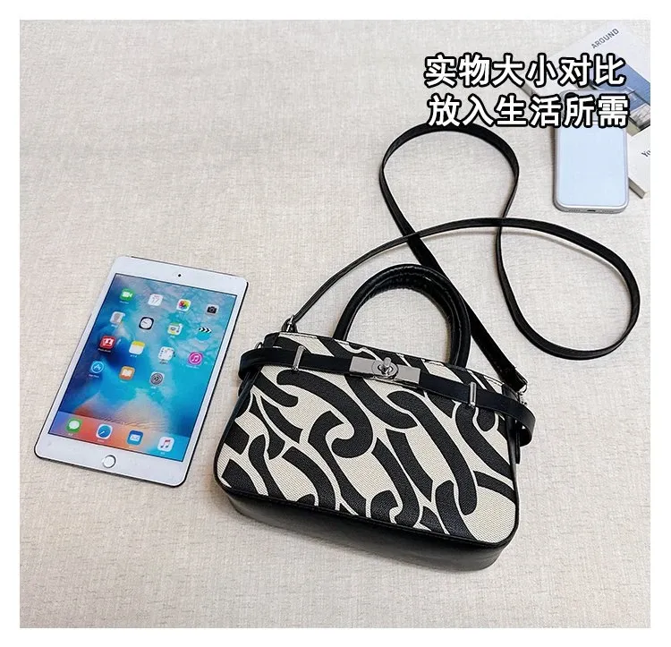 Tas Selempang Wanita Bahan PU Sintetis Motif Print Warna Hitam Bentuk Kotak Tali Harga Grosir