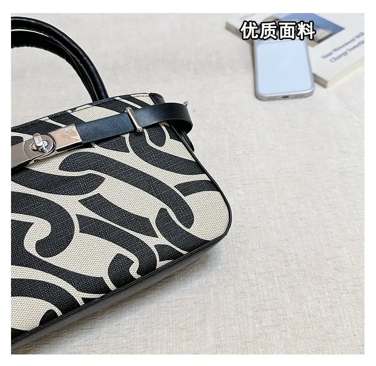 Tas Selempang Wanita Bahan PU Sintetis Motif Print Warna Hitam Bentuk Kotak Tali Harga Grosir