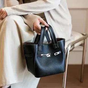 Tas Selempang Wanita Bahan Kain Polos Warna Hitam Bentuk Kotak Tali Lebar untuk Jualan Online