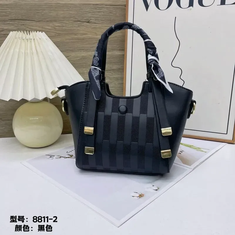 Tas Selempang Wanita Bahan PU Sintetis Motif Print Warna Hitam Bentuk Kotak Tali Resleting