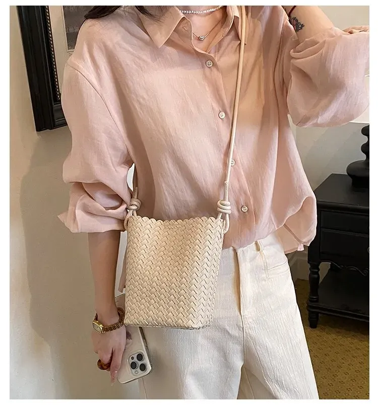 Tas Selempang Wanita Bahan PU Sintetis Tekstur Anyam Warna Hitam Bentuk Kotak Resleting Grosir