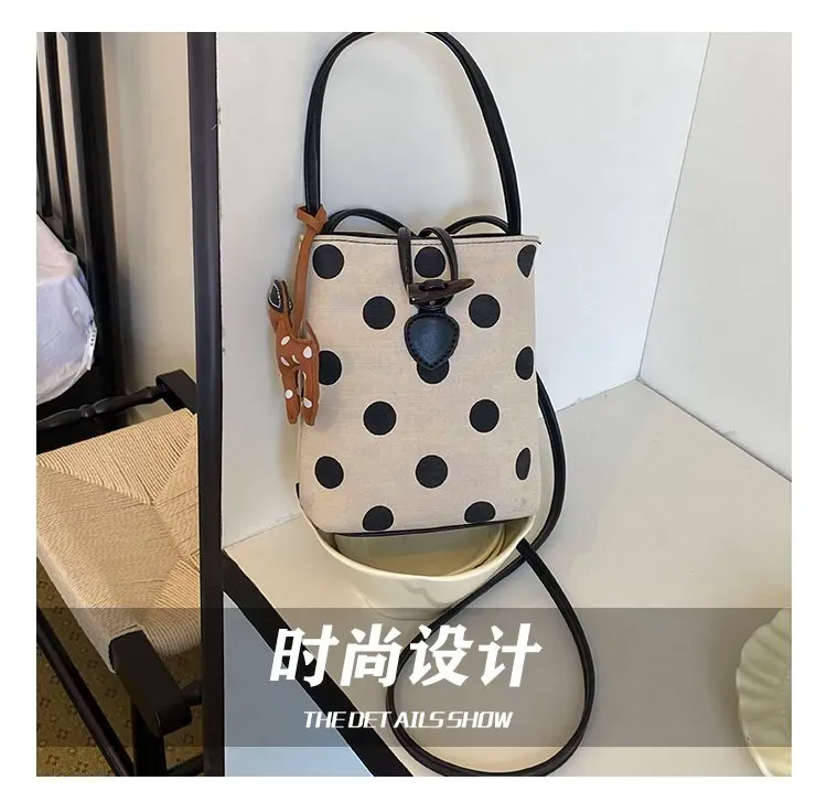 Tas Selempang Wanita Bahan PU Sintetis Motif Polkadot Warna Hitam Bentuk Kotak Resleting