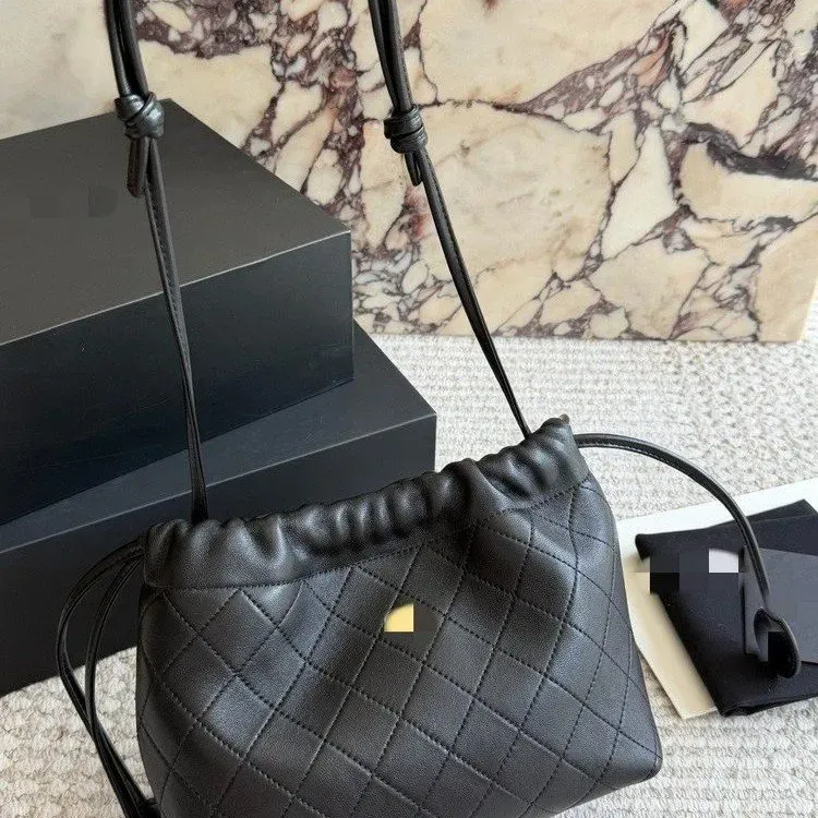 Tas Selempang Wanita Bahan PU Sintetis Model Quilted Warna Hitam Bentuk Kotak Pilihan Reseller