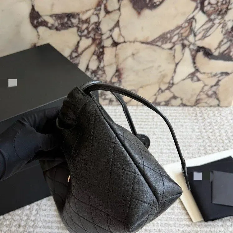 Tas Selempang Wanita Bahan PU Sintetis Model Quilted Warna Hitam Bentuk Kotak Pilihan Reseller
