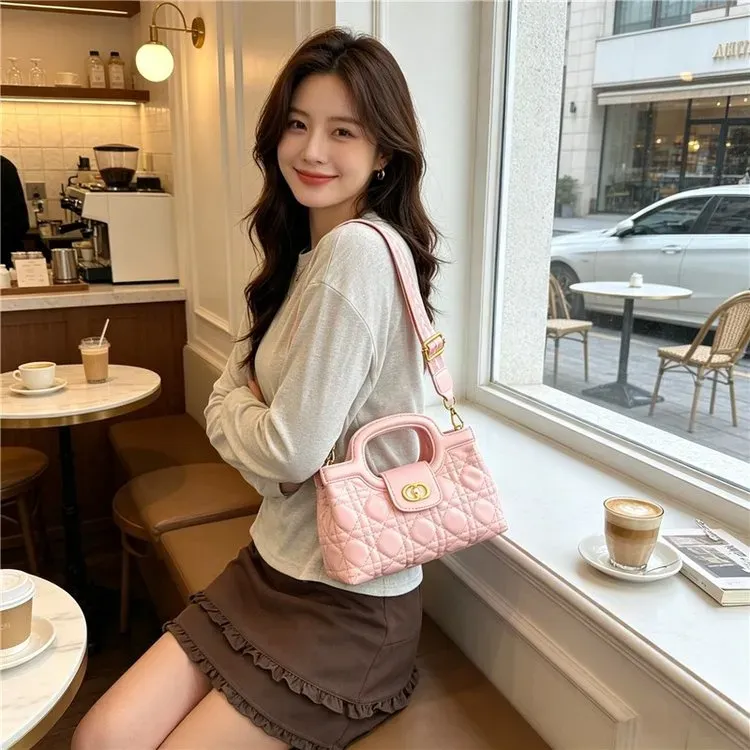 Tas Selempang Wanita Bahan PU Sintetis Model Quilted Warna Hitam Bentuk Kotak Grosir Import