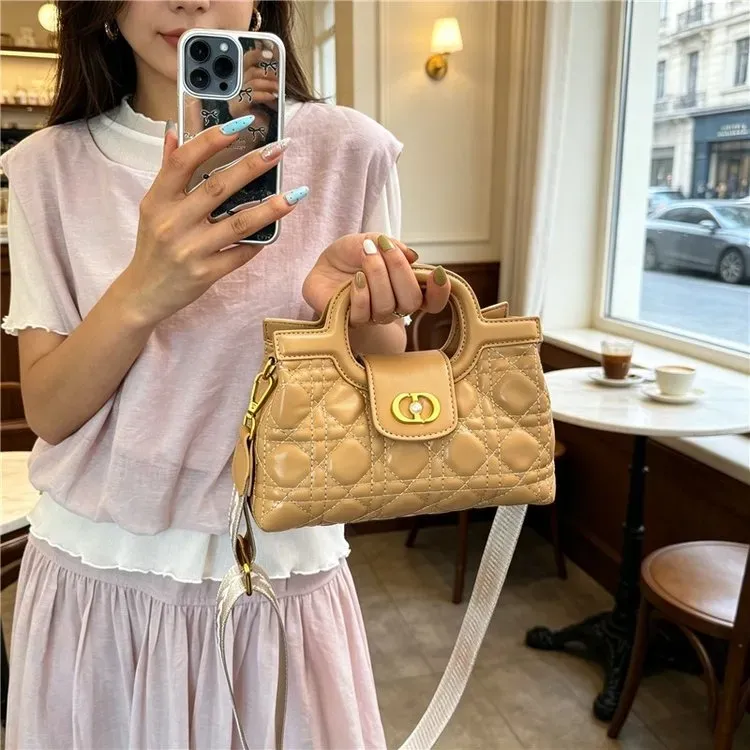 Tas Selempang Wanita Bahan PU Sintetis Model Quilted Warna Hitam Bentuk Kotak Grosir Import