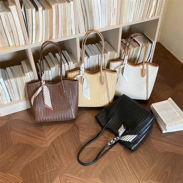 Tas Selempang Wanita Bahan PU Sintetis Tekstur Anyam Warna Hitam Bentuk Kotak Grosir Import