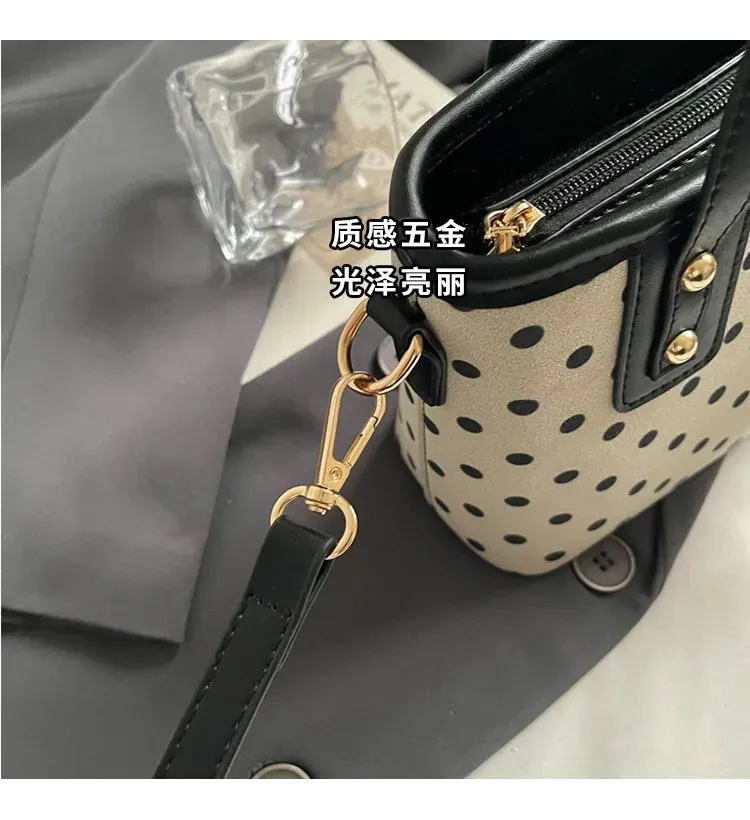 Tas Selempang Wanita Bahan PU Sintetis Motif Polkadot Warna Hitam Bentuk Kotak Resleting