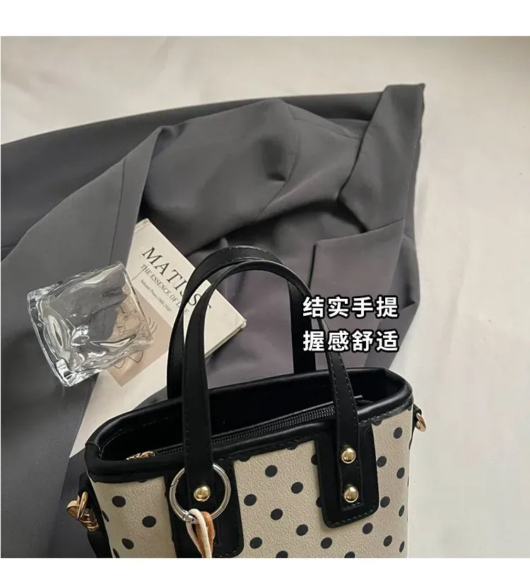 Tas Selempang Wanita Bahan PU Sintetis Motif Polkadot Warna Hitam Bentuk Kotak Resleting