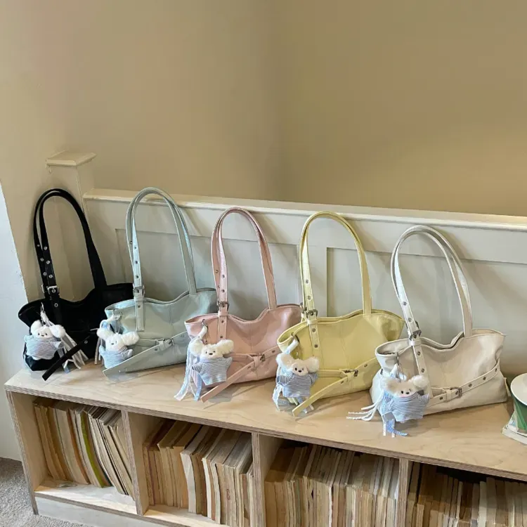Tas Selempang Wanita Bahan PU Sintetis Polos Warna Hitam Bentuk Kotak Tali Lebar Resleting