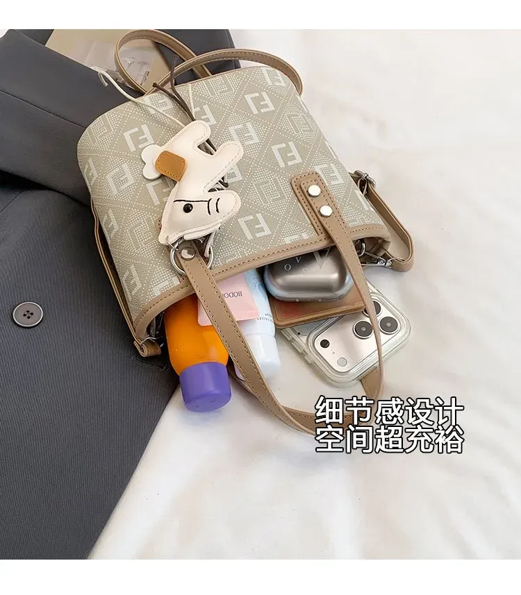 Tas Selempang Wanita Bahan PU Sintetis Motif Print Warna Beige Bentuk Kotak Tali Koleksi