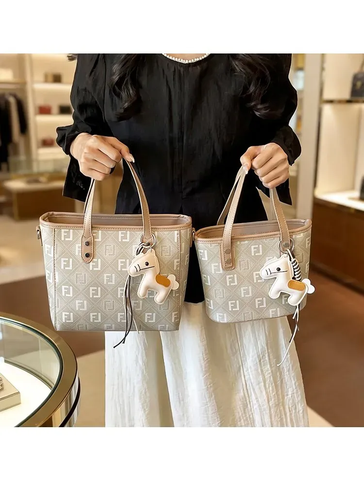 Tas Selempang Wanita Bahan PU Sintetis Motif Print Warna Beige Bentuk Kotak Tali Koleksi