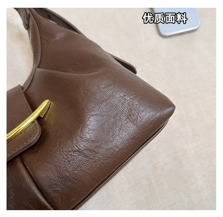 Tas Selempang Wanita Bahan PU Sintetis Polos Model Hobo Tali Panjang Resleting Model Minimalis