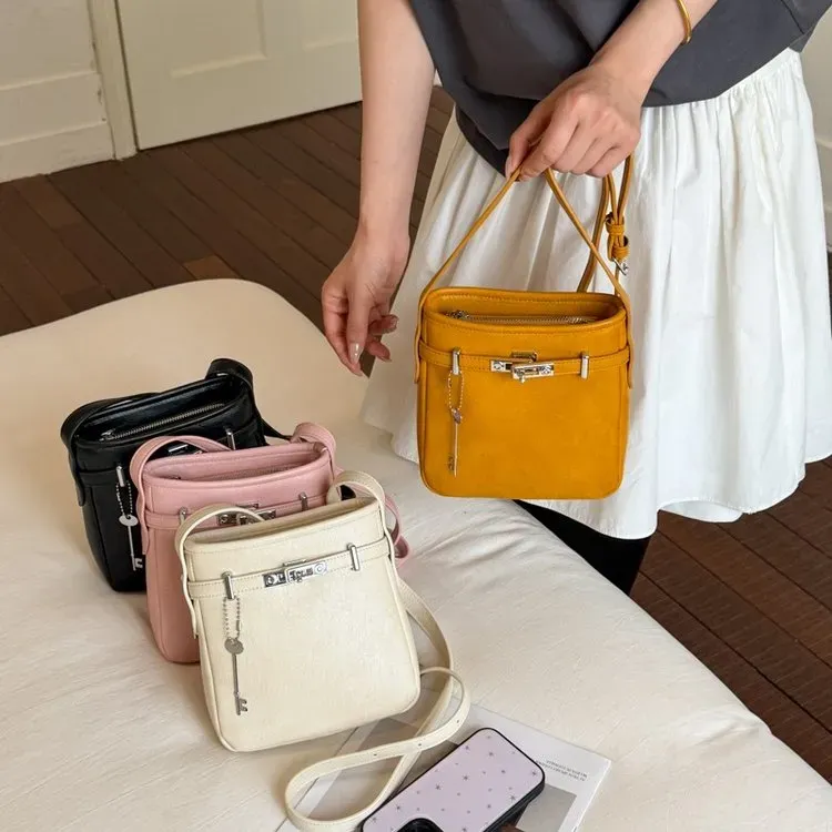 Tas Selempang Wanita Bahan PU Sintetis Polos Bentuk Kotak Tali Panjang Resleting Stok Grosir