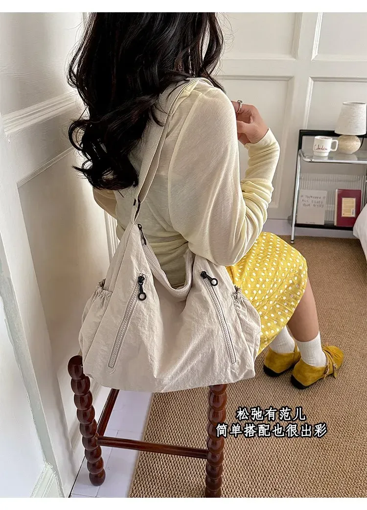 Tas Selempang Wanita Bahan Nylon Polos Warna Hitam Model Hobo Tali Panjang Resleting Grosir