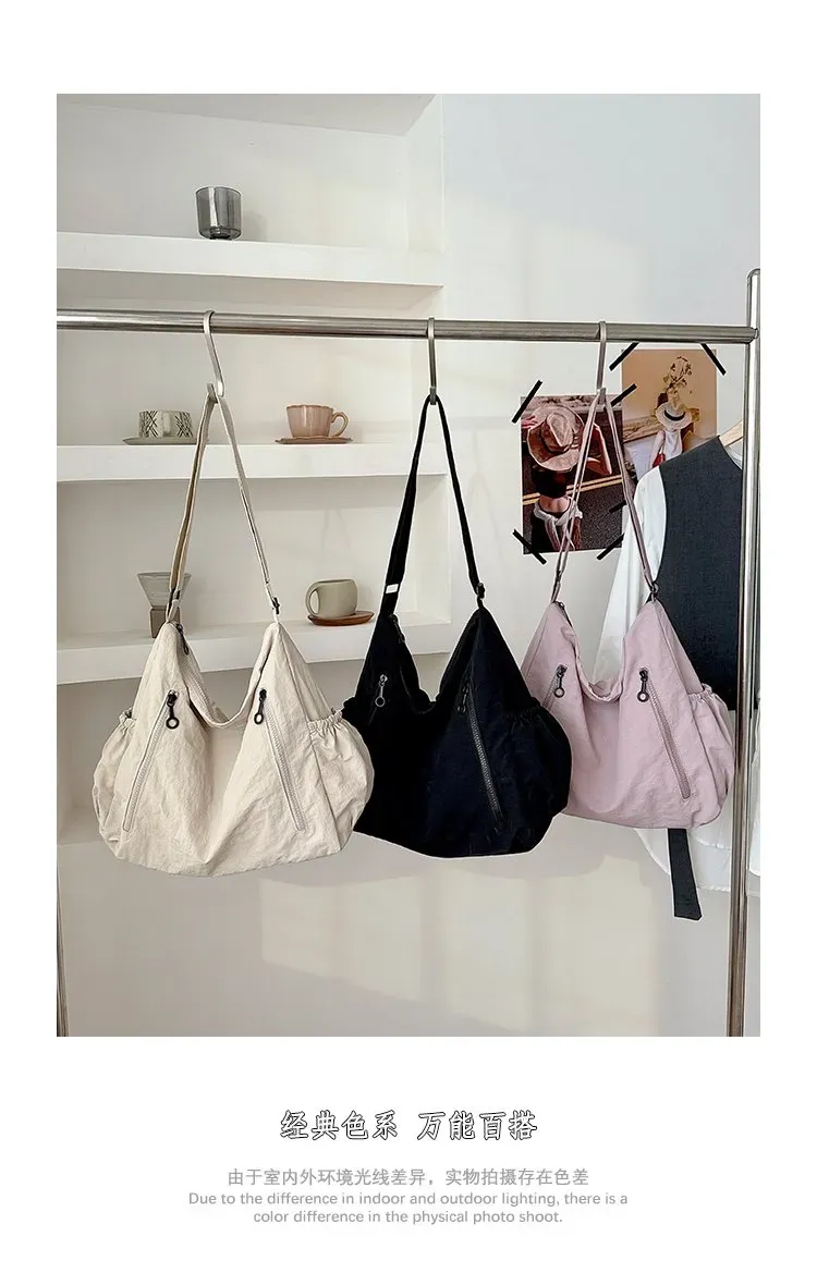 Tas Selempang Wanita Bahan Nylon Polos Warna Hitam Model Hobo Tali Panjang Resleting Grosir