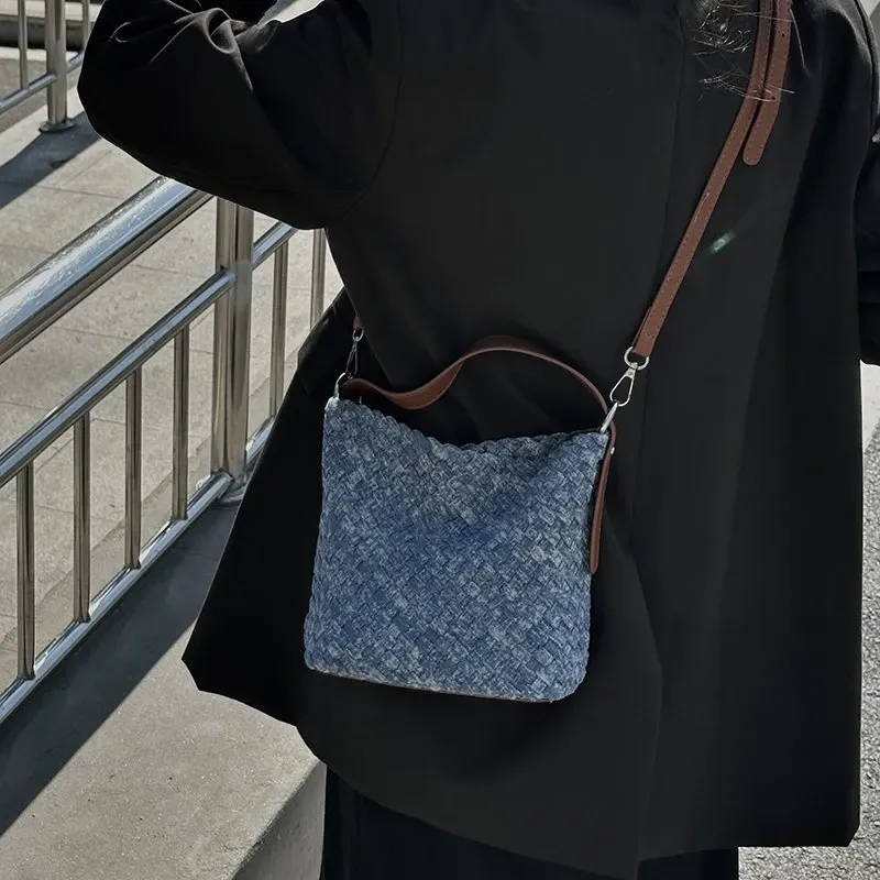 Tas Selempang Wanita Bahan PU Sintetis Tekstur Anyam Warna Biru Bentuk Kotak Grosir Import