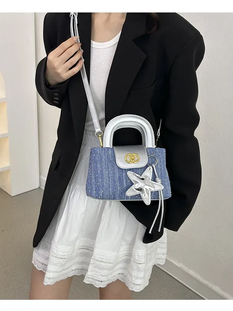 Tas Selempang Wanita Bahan PU Sintetis Model Quilted Warna Biru Bentuk Kotak Dengan Gantungan
