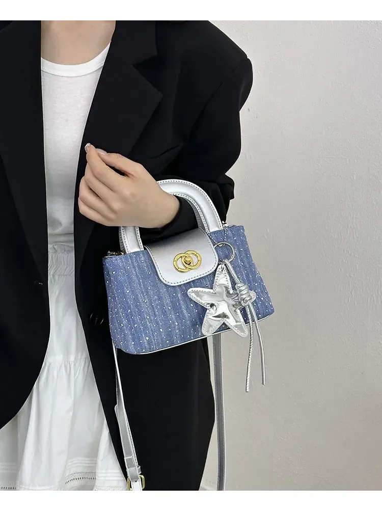 Tas Selempang Wanita Bahan PU Sintetis Model Quilted Warna Biru Bentuk Kotak Dengan Gantungan