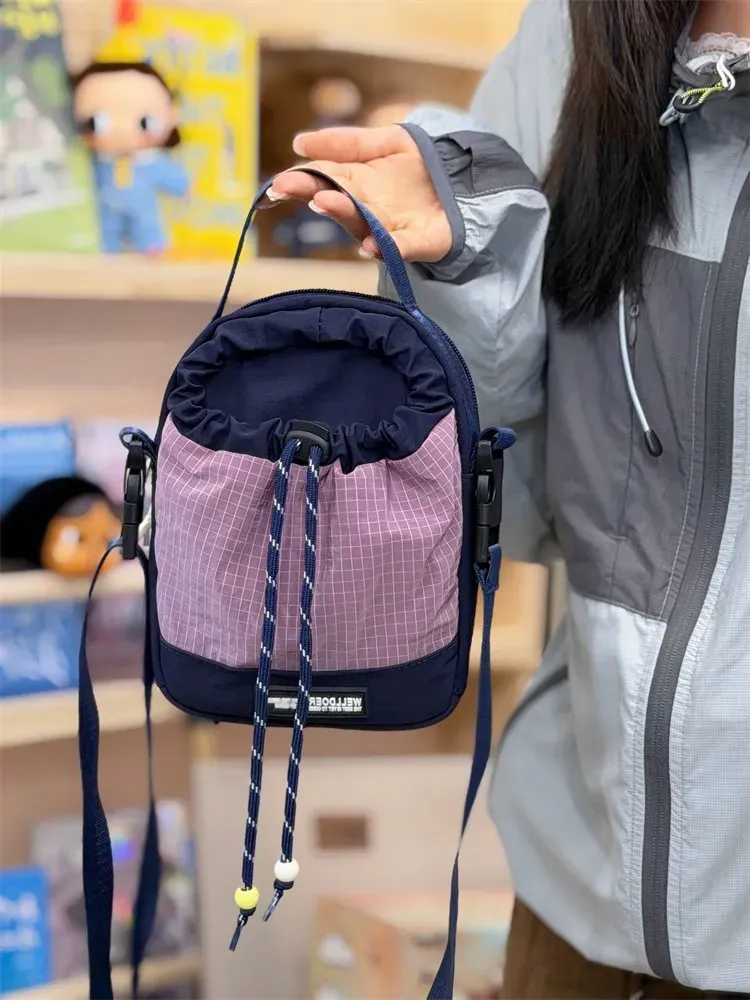 Tas Selempang Wanita Bahan Nylon Motif Print Warna Biru Bentuk Kotak Tali Lebar Resleting