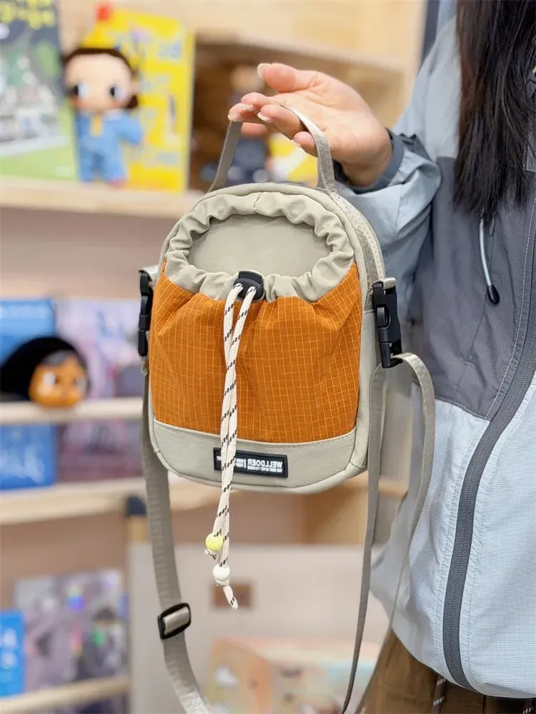 Tas Selempang Wanita Bahan Nylon Motif Print Warna Biru Bentuk Kotak Tali Lebar Resleting