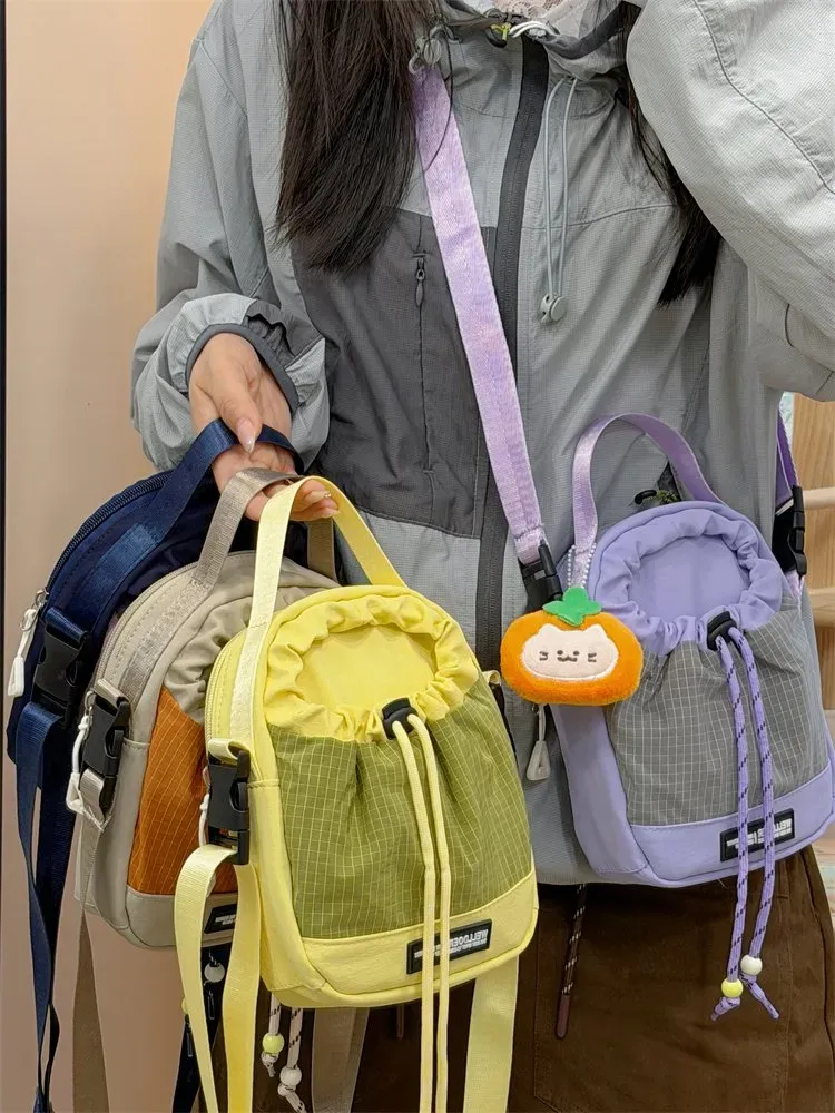 Tas Selempang Wanita Bahan Nylon Motif Print Warna Biru Bentuk Kotak Tali Lebar Resleting