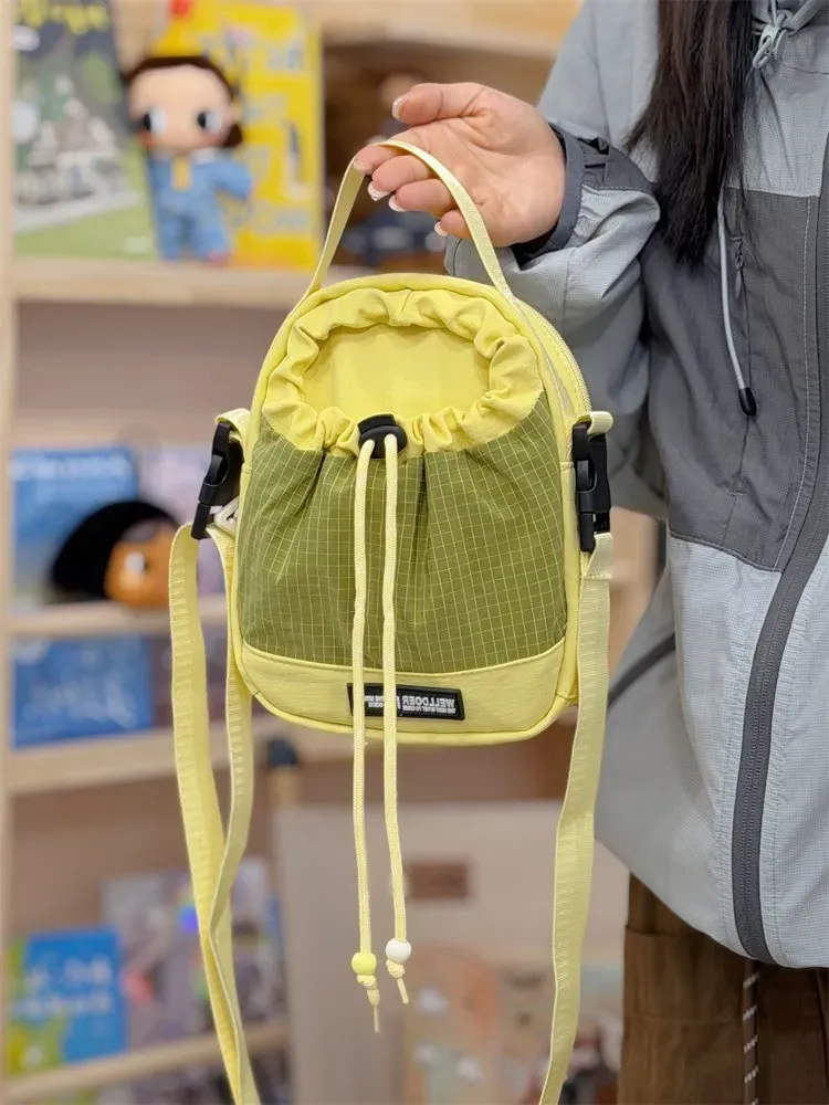 Tas Selempang Wanita Bahan Nylon Motif Print Warna Biru Bentuk Kotak Tali Lebar Resleting