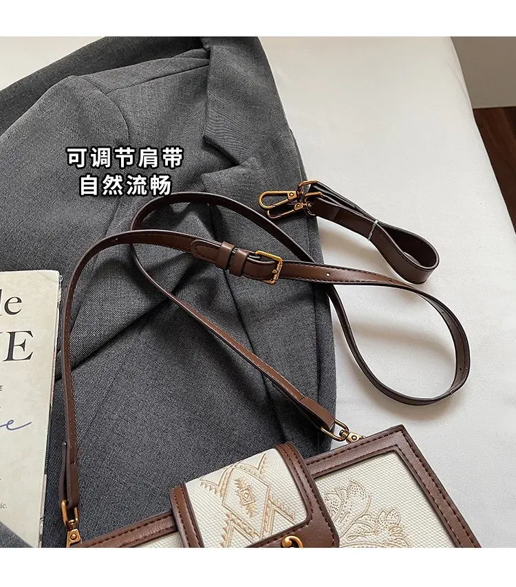 Tas Selempang Wanita Bahan PU Sintetis Motif Print Bentuk Kotak Tali Panjang Warna Cokelat