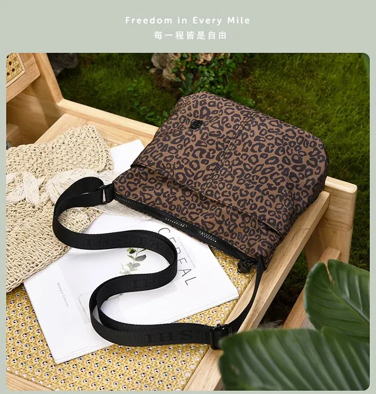Tas Selempang Wanita Bahan Nylon Motif Print Warna Hitam Bentuk Crescent Tali Grosir Import