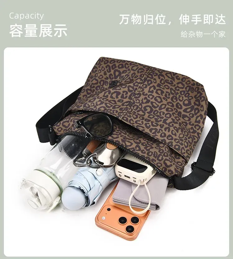 Tas Selempang Wanita Bahan Nylon Motif Print Warna Hitam Bentuk Crescent Tali Grosir Import