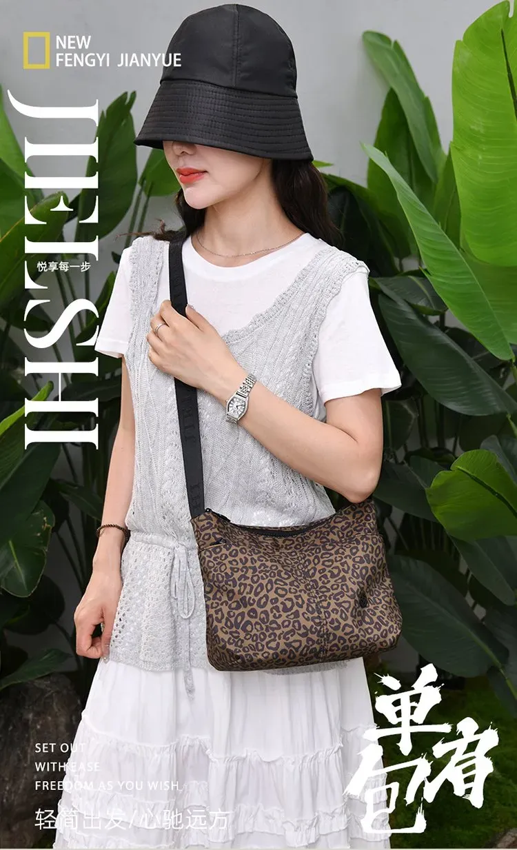 Tas Selempang Wanita Bahan Nylon Motif Print Warna Hitam Bentuk Crescent Tali Grosir Import