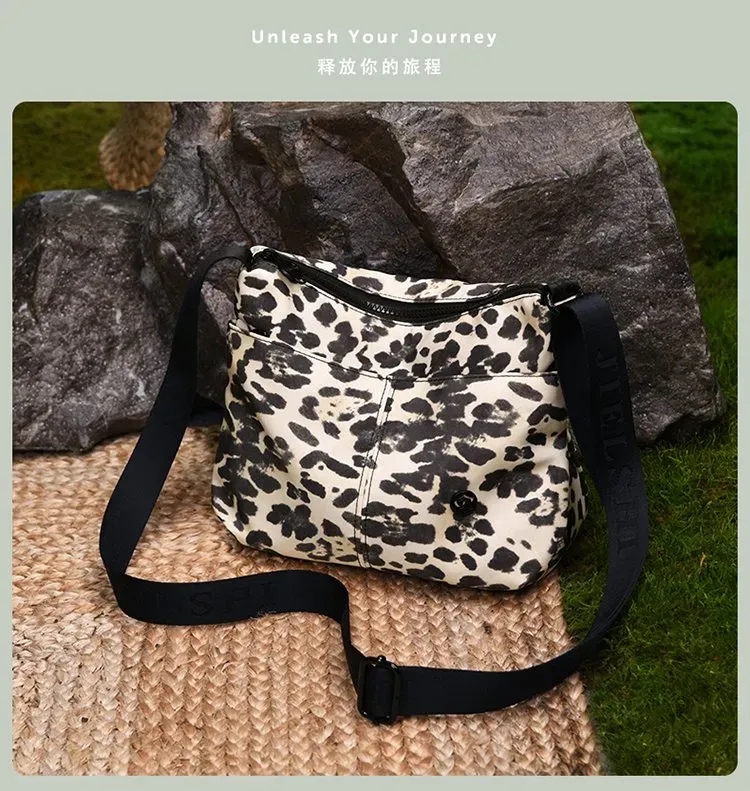 Tas Selempang Wanita Bahan Nylon Motif Print Warna Hitam Bentuk Crescent Tali Grosir Import