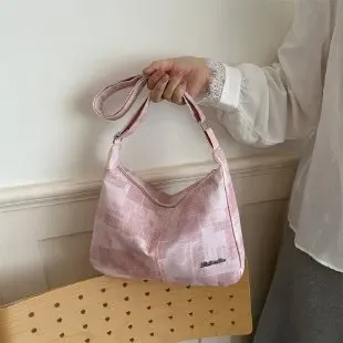 Tas Selempang Wanita Bahan Kain Motif Print Warna Pink Model Hobo Tali Panjang Grosir Import